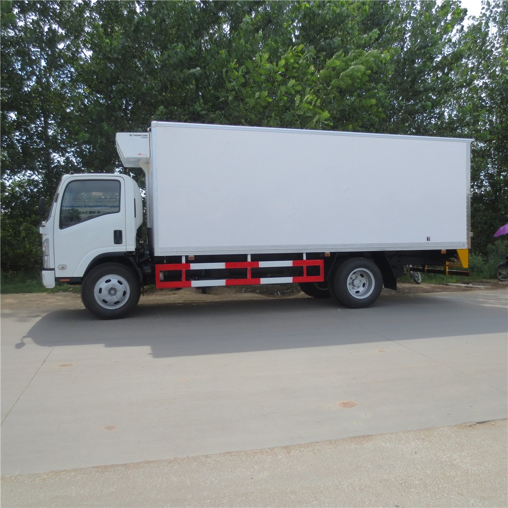 Refrigerated truck rental service showing a temperature-controlled truck ready for cold chain transport, ideal for food and pharmaceutical deliveries.